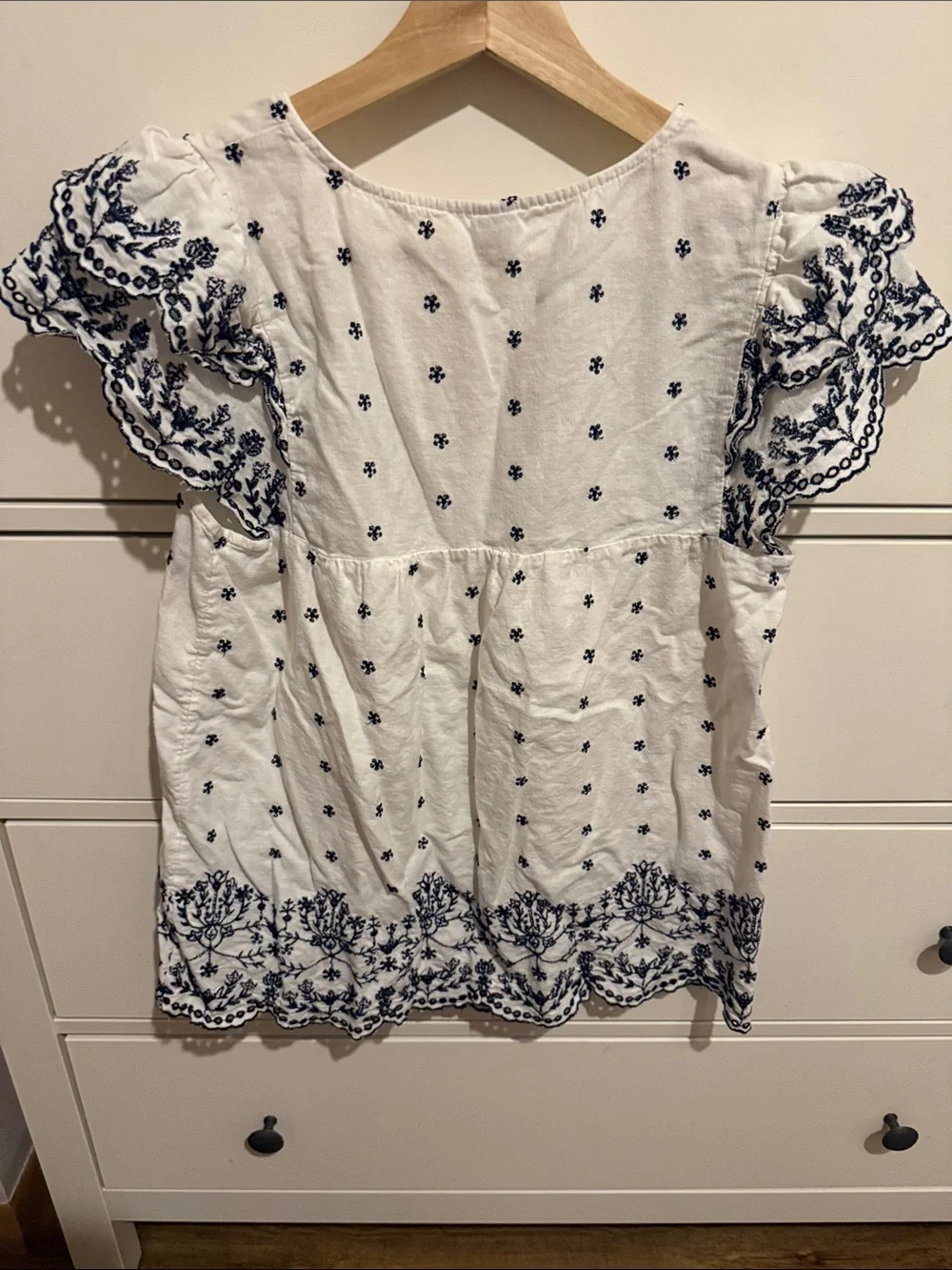 Old Navy Linen Blend White V-Neck Embroidered Flutter Sleeve Blouse